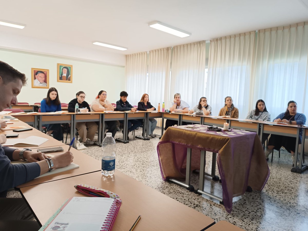 HijasCaridadEN's tweet image. 🗓️ Este fin de semana, asesores de #JMV nos reunimos en Villaobispo para seguir construyendo juntos.

🗣️ Con Óscar Alonso Peño, renovamos el ánimo y el sentido de seguir a Cristo en JMV.
#HijasDeLaCaridad