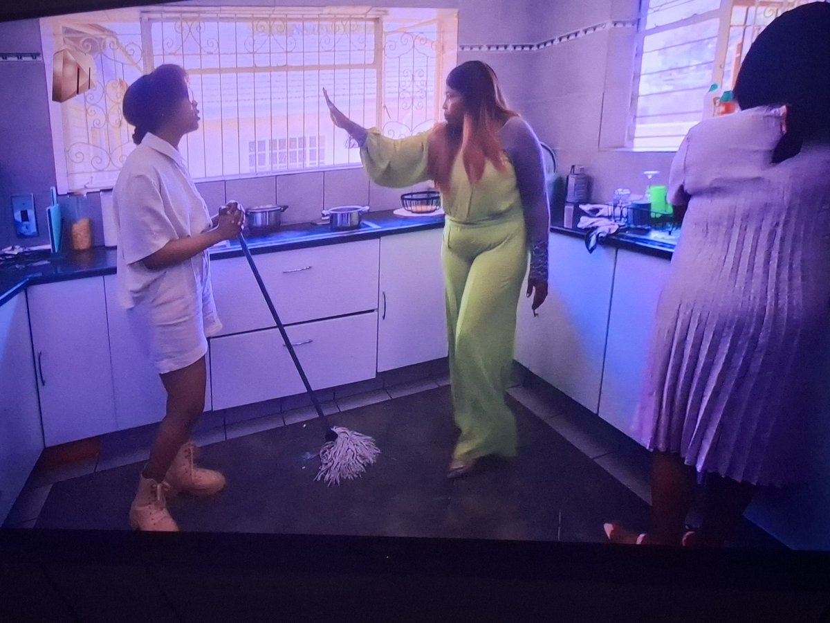 #MakotiAreYouTheOne lo yena she's not fine upstairs👀🤔 she's a ticking-time-bomb nje! uneBipolar!