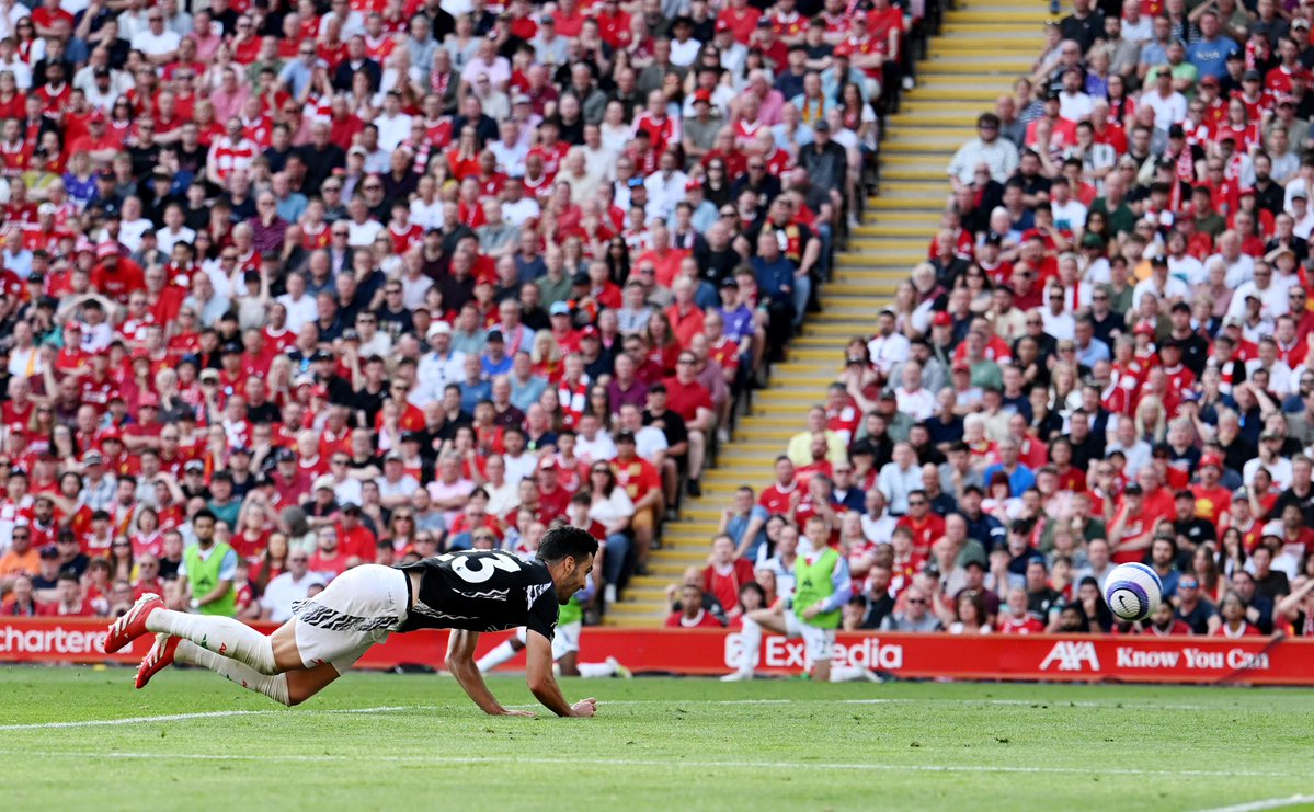 premierleague's tweet image. Rapid reactions ⚡
Mikel Merino was first on the scene to convert after Martin Odegaard's shot rattled the crossbar. It's 2-2 at Anfield!
#LIVARS