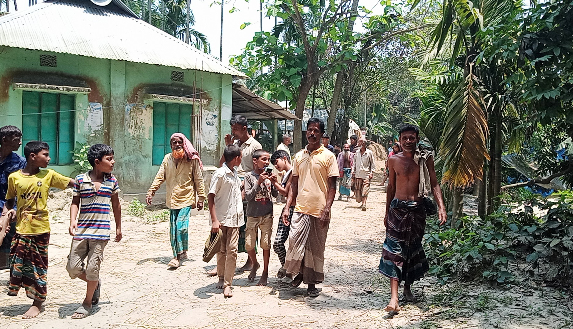 সংস্কারের বরাদ্দ দেয় এক মসজিদে আর উত্তোলন করেন অন্য মসজিদ