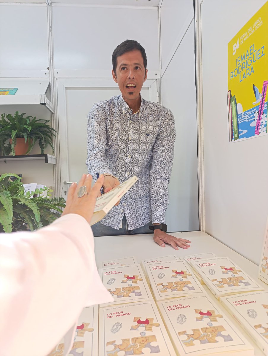 Muchas gracias a todos los que habéis pasado por <a href="/FLMalaga/">Feria del Libro de Málaga</a> para que os firme #LoPeordelPasado de <a href="/MacleinyParker/">Maclein y Parker</a>. Me he sentido muy querido. Espero que disfrutéis ahora de la novela.