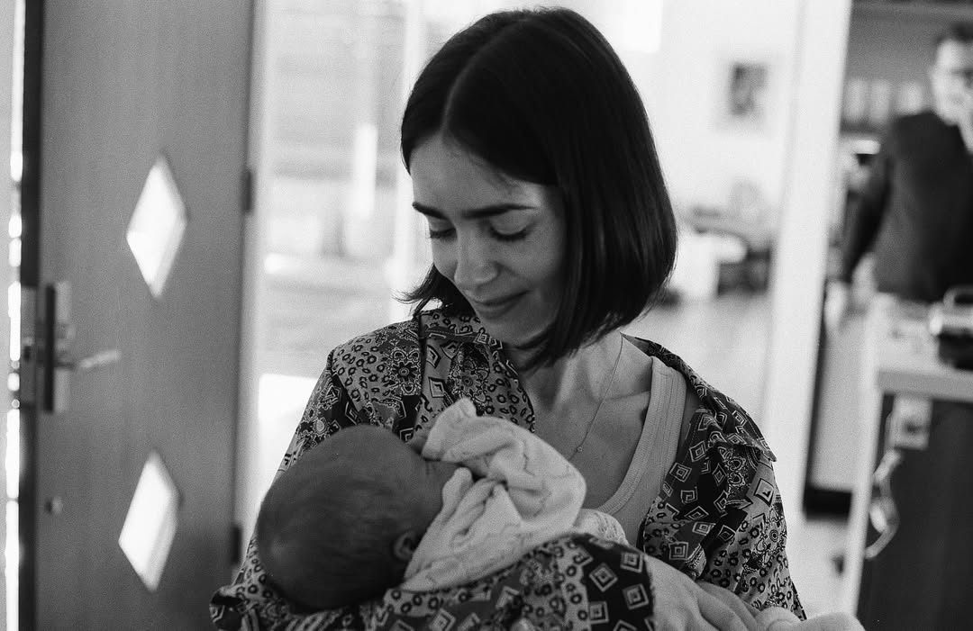 LJCollinsBrasil's tweet photo. 📸 Charlie McDowell desejando um feliz dia das mães para sua esposa e mãe da Tove, Lily Collins, via Instagram. https://t.co/oM1p9w4gBa