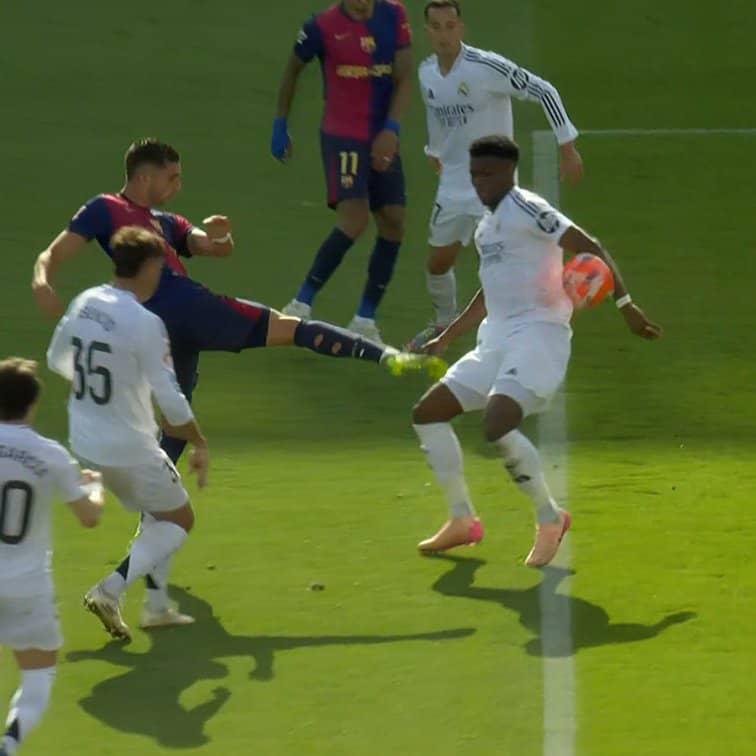 NiyiolaSmartee's tweet photo. @LaLigaEN if this is how football will be officiating in El classico @LaLiga will not progress in anyway. Too baise and  too supporting Madrid both VAR and referee. @FIFAcom everything have to be equalis unfair https://t.co/yVTAHtLXex