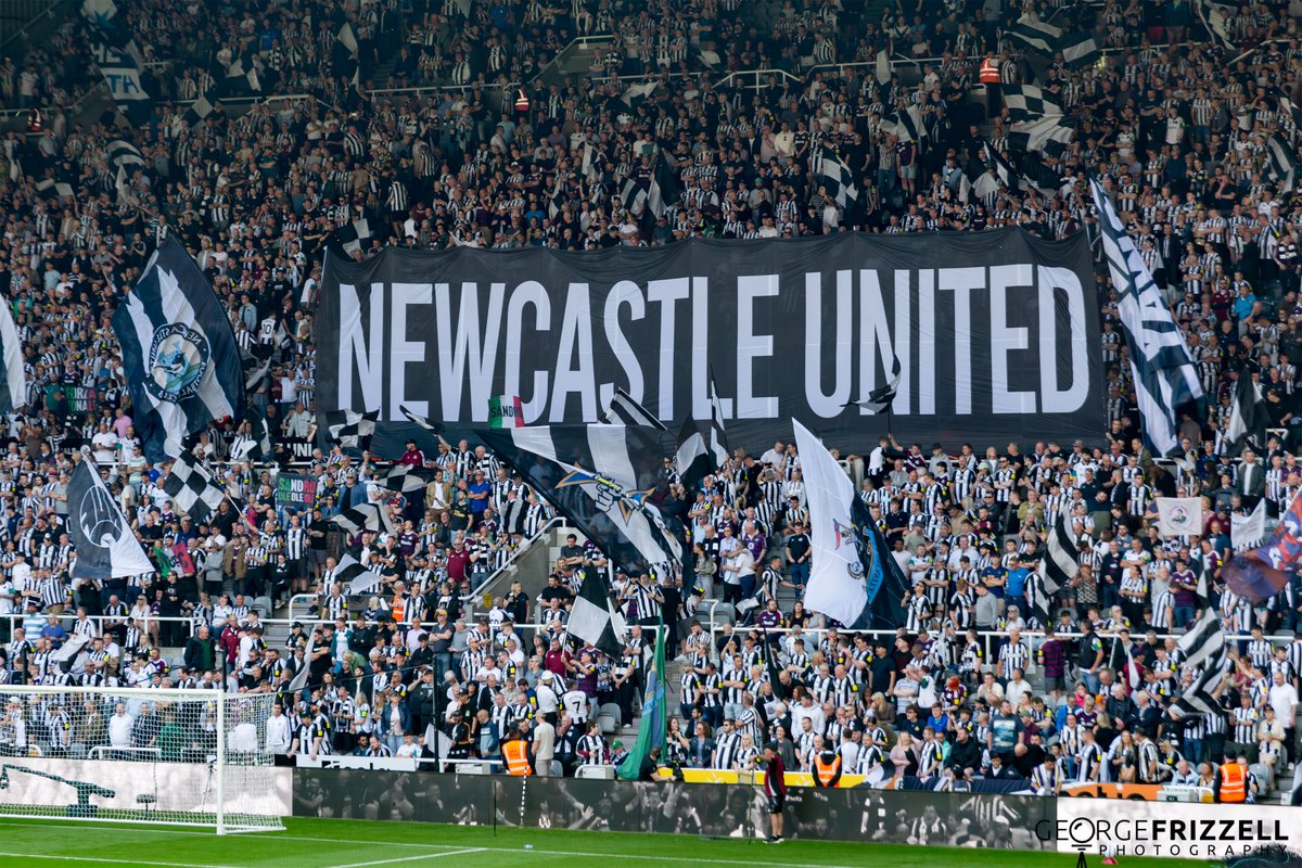 toonarmy59's tweet image. Another 3 points towards CL qualification and another motivational display by Wor Flags covering 3 stands and well done to the fans for doing their bit too in the scorching heat🖤🤍 @worflags @NUFC @Nusc2023 @ToonMouthTyne @nufctrust @ChronicleNUFC #NEWCHE #toonarmy #NUFC