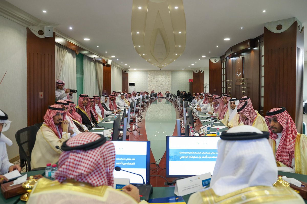أحمد سليمان الراجحي (@ahmed_s_alrajhi) on Twitter photo في لقاء ملهم جمعني برئيس <a href="/QassimChamber/">غرفة القصيم</a> الأستاذ علي بن سليمان المقبل ونخبة من رجال وسيدات ورواد الأعمال، تجلى حرصنا على تعزيز الشراكة الإستراتيجية والتكامل بين القطاعين العام والخاص، ناقشنا في حوار مفتوح سُبل تطوير سوق العمل، وتهيئة بيئة محفزة للكفاءات الوطنية، بما يحقق تطلعات في لقاء ملهم جمعني برئيس <a href="/QassimChamber/">غرفة القصيم</a> الأستاذ علي بن سليمان المقبل ونخبة من رجال وسيدات ورواد الأعمال، تجلى حرصنا على تعزيز الشراكة الإستراتيجية والتكامل بين القطاعين العام والخاص، ناقشنا في حوار مفتوح سُبل تطوير سوق العمل، وتهيئة بيئة محفزة للكفاءات الوطنية، بما يحقق تطلعات