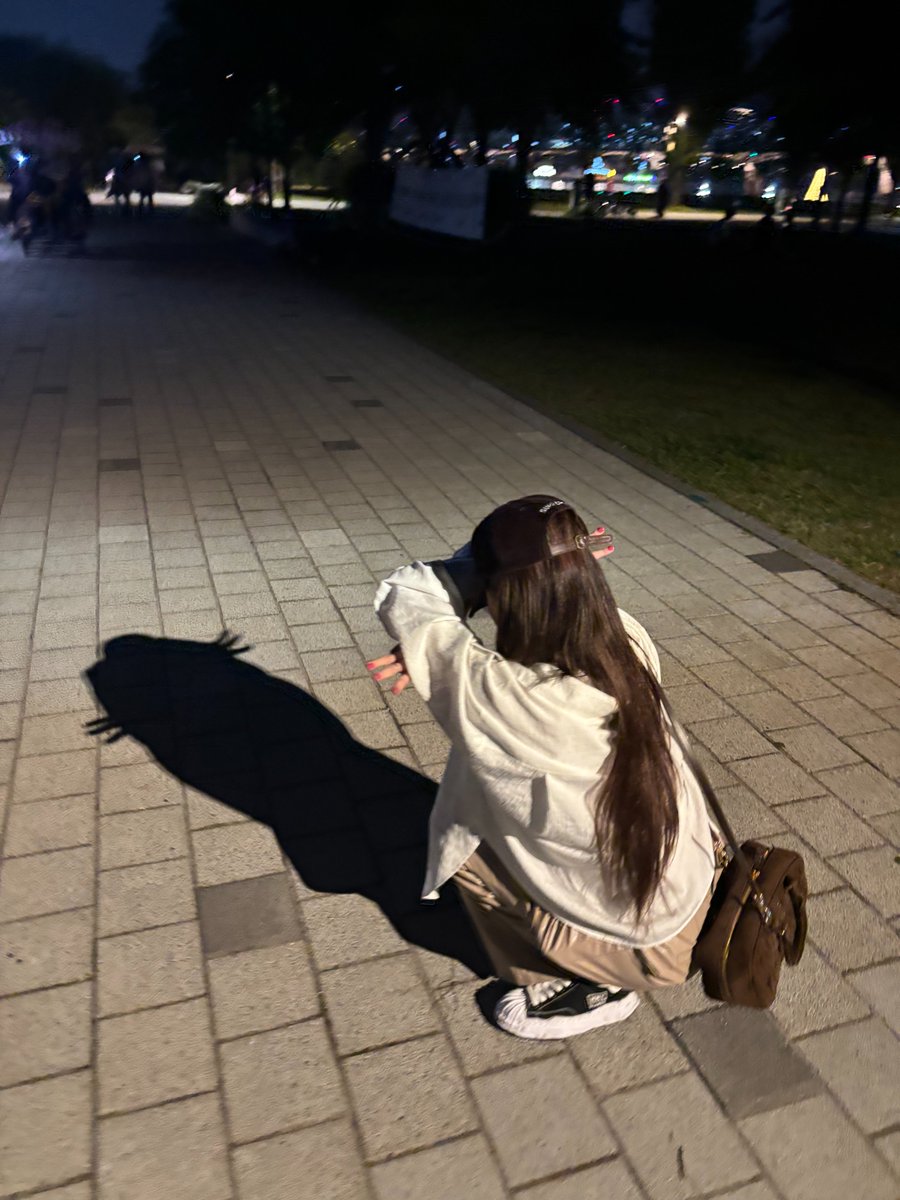 [📸] HONG EUNCHAE Weverse DM Update

🍒: I’ve been trying it all day today
🍒: I did pretty well, right?
🍒: Hold on, seeing it full-body looks kind of weird 
🍒: The whiskers should’ve come out a bit less
🍒: But it’s not bad, right?
🍒: Ah, hold on
🍒: I don’t think this is it