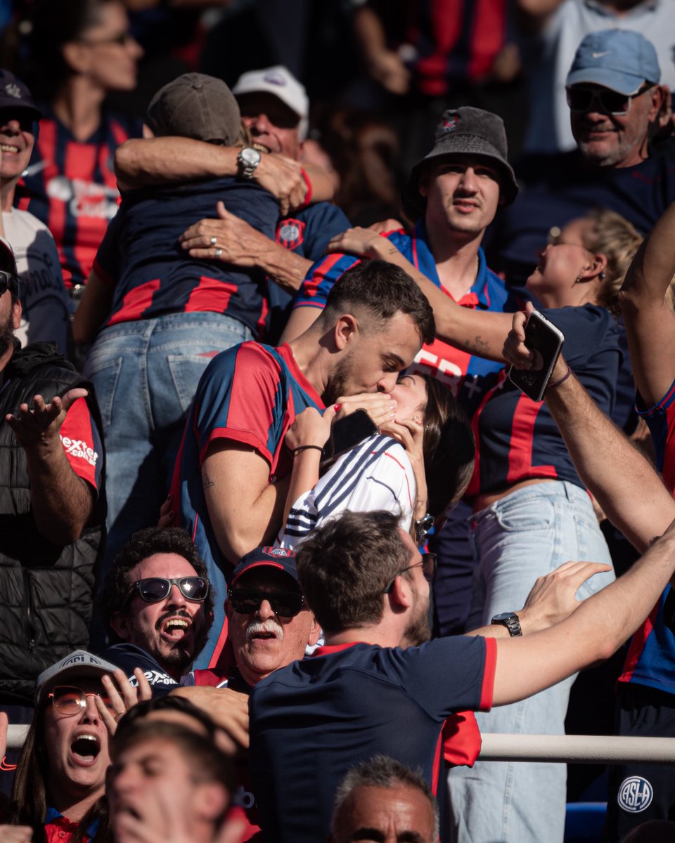 Gol de tu equipo. Cerrás los ojos. Escuchás el grito. Le das un beso para la eternidad.

No hay muestra de amor más linda.