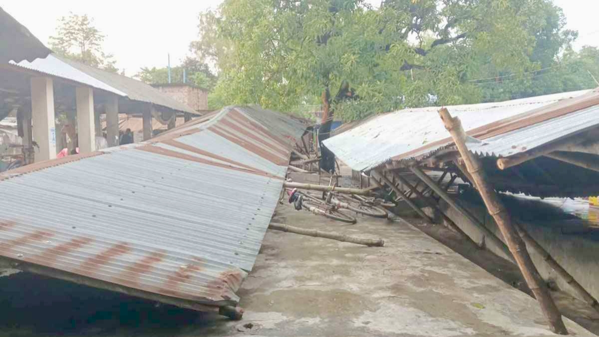 নওগাঁয় কালবৈশাখীর তাণ্ডব, যুবক নিহত