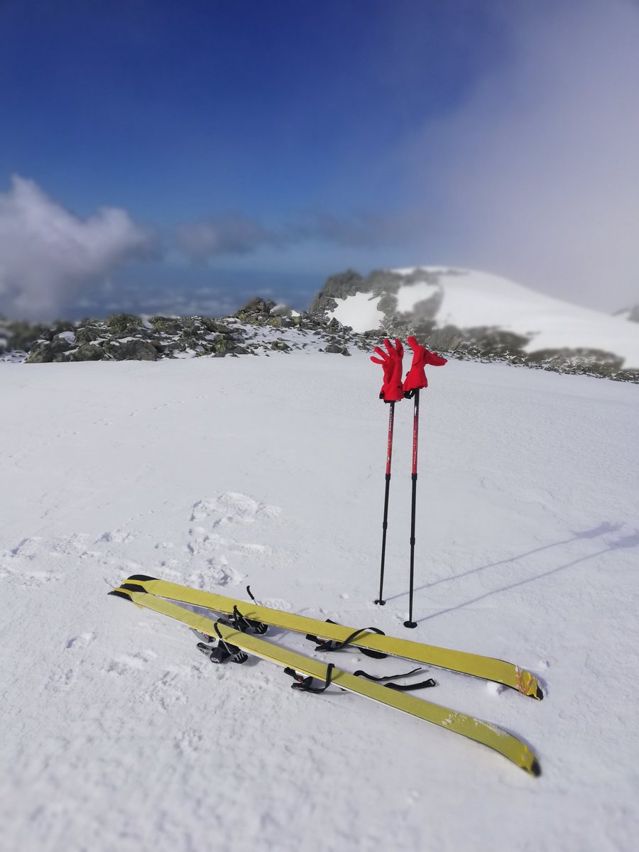 Algunos miembros del <a href="/CDAM_Almanzor/">Club Deportivo Abulense de Montaña Almanzor</a> disfrutando todavía de la nieve en Gredos hoy domingo 11 de mayo, tras una suave nevada el día anterior. 
Cota alta para el esquí de travesía (1.900-2.000m) pero fantástico aunque ❄️día y niebla circulante del N
📷 JJSierra