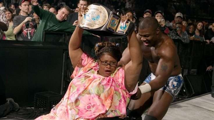 JulioEstradaTVK's tweet photo. Por el día de la madre, recordemos a las que dejaron su huella en la lucha libre o las que tuvieron momentos memorables.

1. La mamá de Shelton Benjamin: Siempre apoyando a su hijo, incluso fingiendo ataques respiratorios para ayudarlo a ganar luchas. https://t.co/Sn1TC4VOI3