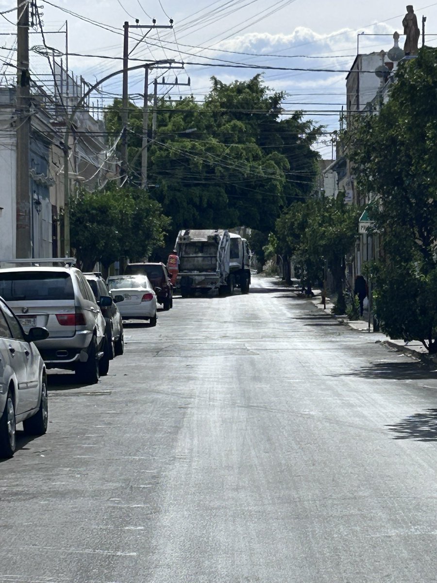 CFMFIGUEROA's tweet photo. @VeroDelgadilloG @GuadalajaraGob  cuando podremos gozar de GDlimpio  que tanto presumes?   Pasa el camión recolector y no hace bien su trabajo. Esto en la calle de San Felipe entre federalismo y Puebla. https://t.co/ff4Bhn4Vmb