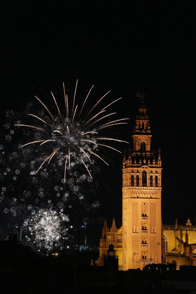 Ayto_Sevilla's tweet photo. ¡Con los tradicionales fuegos ponemos el broche a la #FeriadeAbril25! 🎆

¡GRACIAS, #Sevilla! https://t.co/EofXwOx410