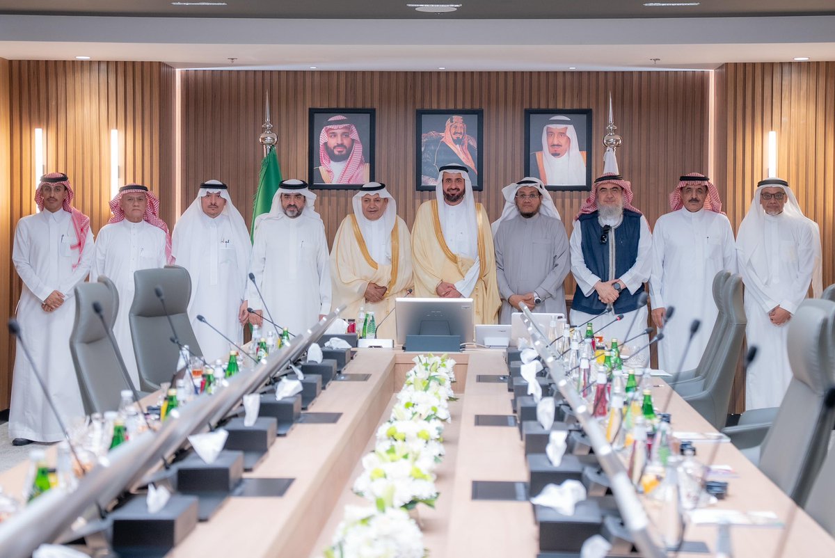 alhwaizy's tweet image. التقيت اليوم أنا وزملائي رؤساء اللجان الوطنية لأنشطة الحج والعمرة بمعالي وزير الحج والعمرة الدكتور توفيق الربيعة ، استمعنا لتوجيهاته لتفعيل دور القطاع الخاص في خدمة ضيوف الرحمن .