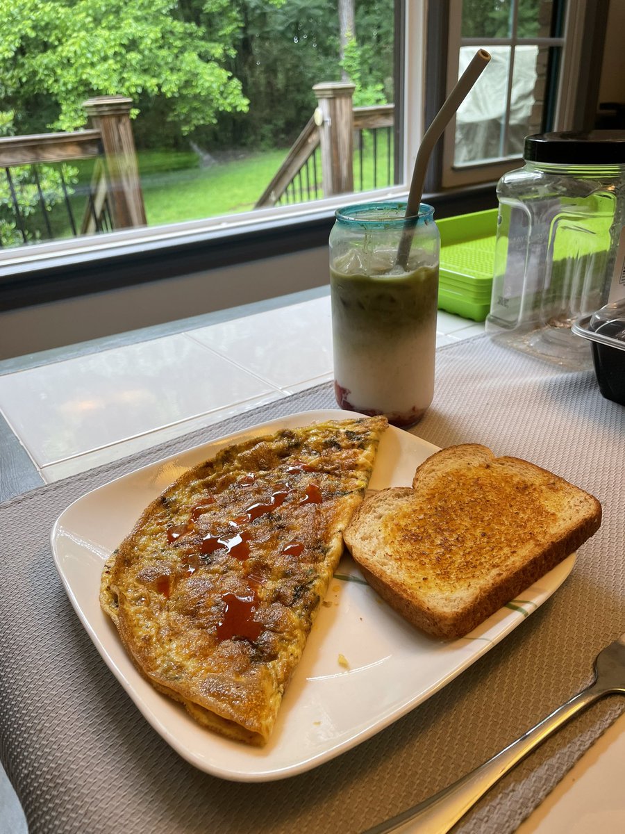 dunheildr's tweet photo. breakfast made by me
strawberry matcha latte - super good surprisingly my first time making although i should’ve crushed the strawberries more 
omelette- honestly really filling but tastes good with hot sauce
toast with garlic butter - just a little side :) https://t.co/agexZwESGp