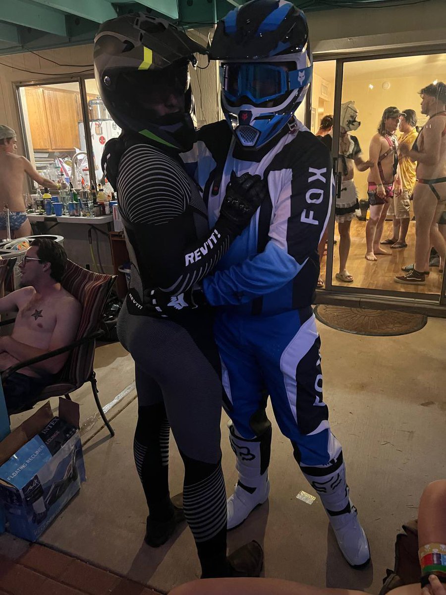 southaz_pupper's tweet photo. Moto gear fun with @SwissSushiSlut 

Thanks to @8eekeeper for being a lovely camera pup! https://t.co/zbXcrZbTce