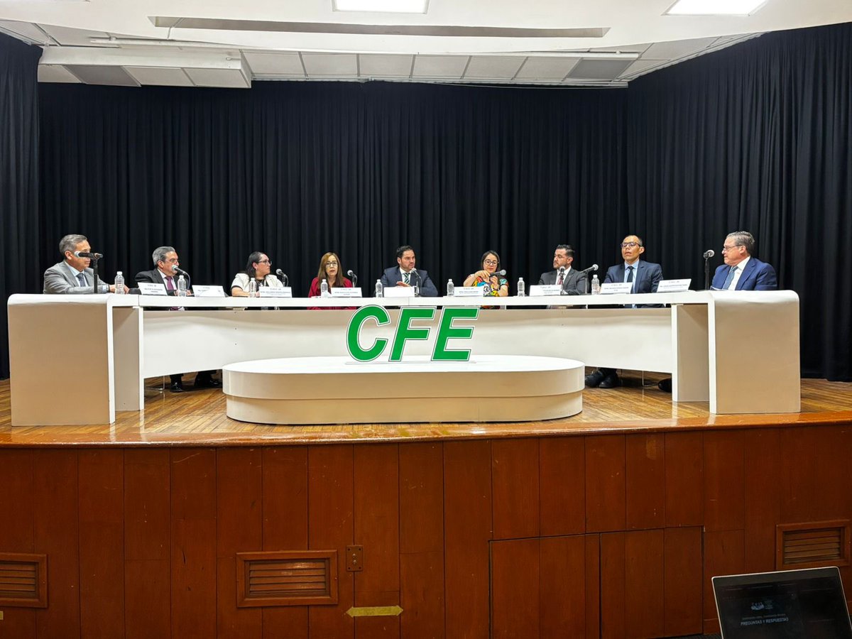 EmiliaCallejaA's tweet photo. Funcionarios de la @CFEmx y de CANAME se reunieron en una mesa de trabajo estratégica para impulsar el contenido nacional en las contrataciones del sector eléctrico. Este esfuerzo es parte del Plan de Expansión, con el firme compromiso de fortalecer la soberanía energética del país.  

https://t.co/aDPw695Rrz