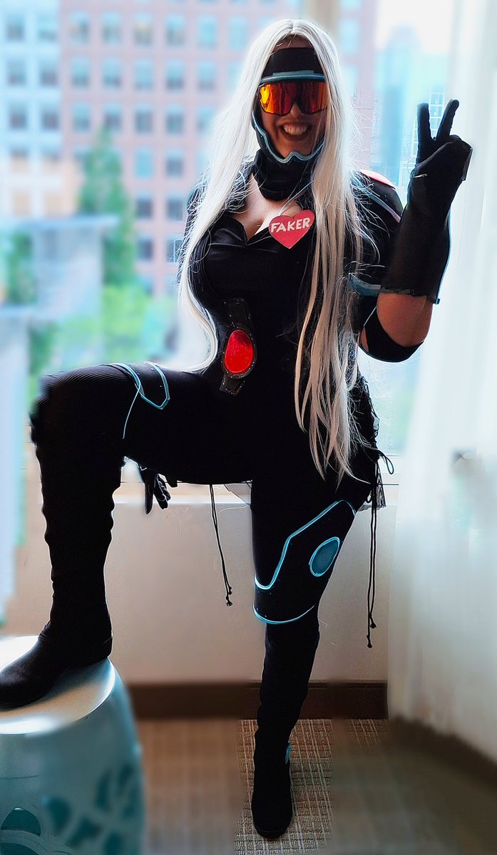 MzMac401's tweet photo. Had a blast with my family at PAX East. I wore my PAX Sivir cosplay on Saturday. I was a little disappointed to find no representation of League of Legends or RIOT at PAX East. Shoutout and thank you to the guy near the Samsung stage, the only person to recognize my cosplay as PAX Sivir.                                ‘I always take my toll, blood or gold!’ @PAX_Tweets
 @LeagueOfLegends

#PAXEast #PAXCosplay #LeagueOfLegends #Sivir #Cosplay