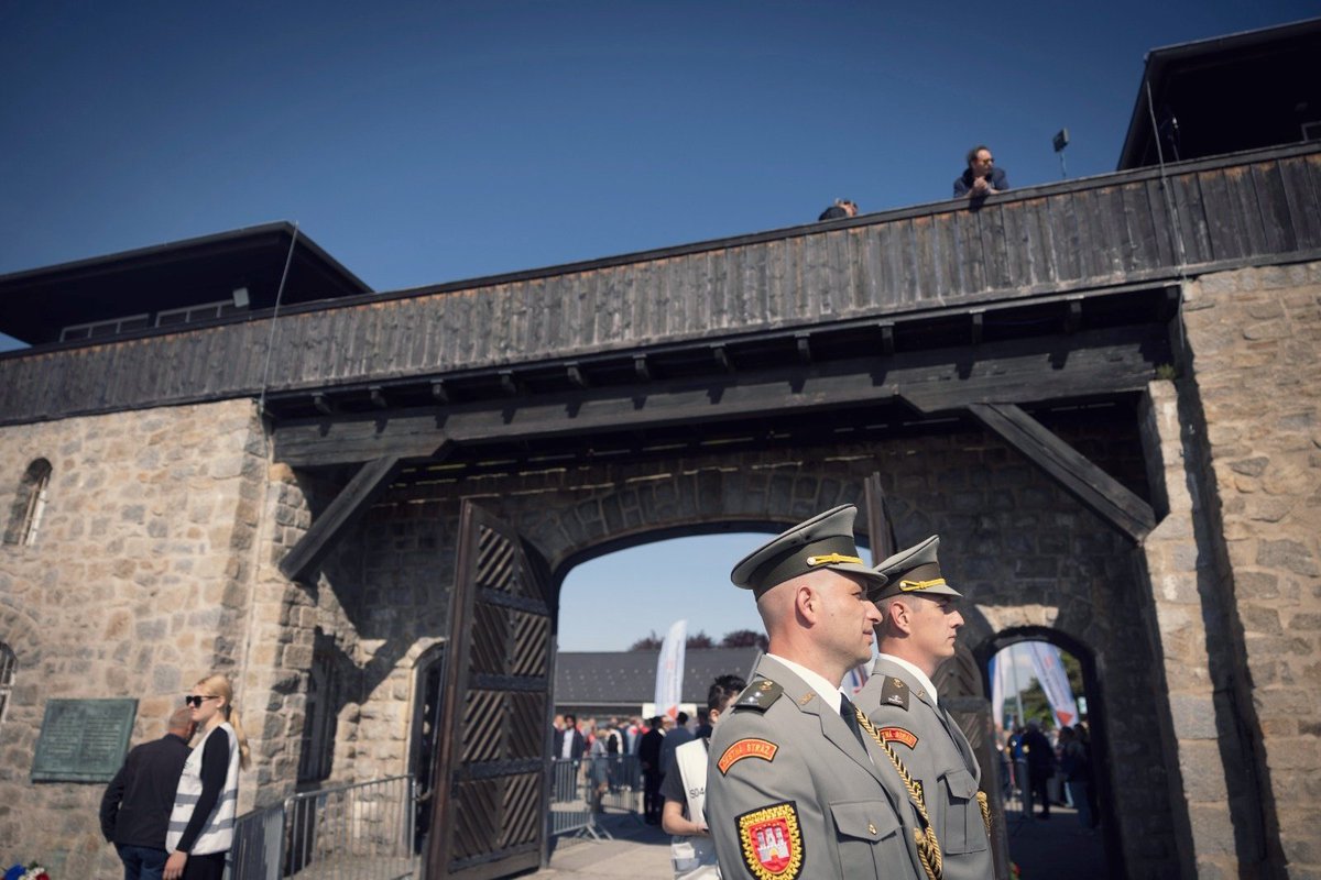 Los Reyes abrazan la memoria republicana en Mauthausen elpais.com/espana/2025-05… junto a <a href="/marcbassets/">Marc Bassets</a> para <a href="/el_pais/">EL PAÍS</a> <a href="/elpais_foto/">EL PAÍS Fotografía</a>