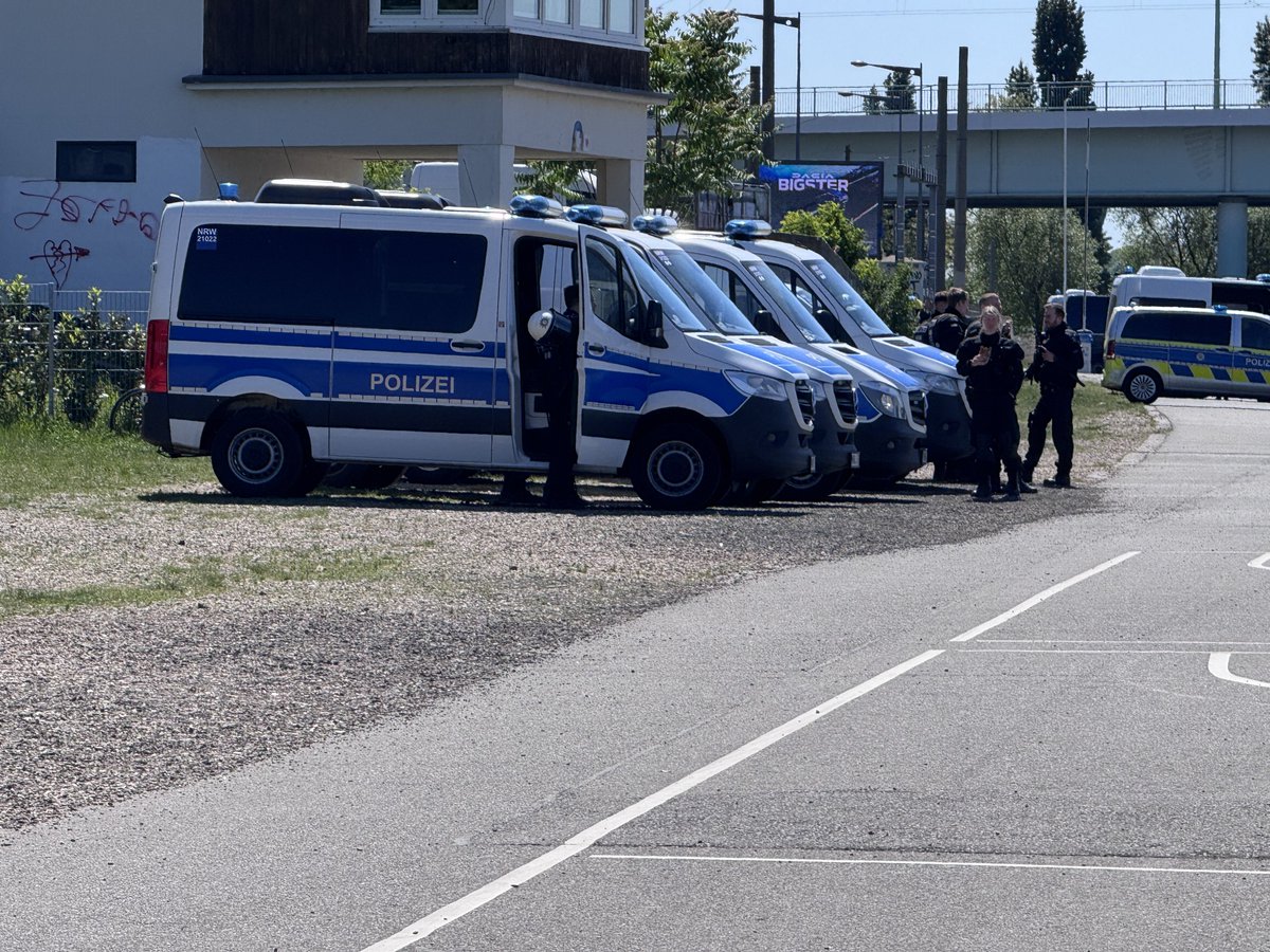 LoveGuerillero's tweet photo. 🖤❤️#Köln #k1105 oder wenn vladis , rechtsextreme, Putin Arschlecker, deren Diaspora Entourage zusammen mit dem Rechtsextremen vom Verfassungsschutz unter Beobachtung stehende Markus Beisicht von Aufbruch Leverkusen einer Nachfolge Organisation von Pro NRW die russische Variante des 8 Mai , Tag der Befreiung und Kapitulation von Nazi Deutschland auf ihre Art instrumentalisieren. https://t.co/UampmvQBRX