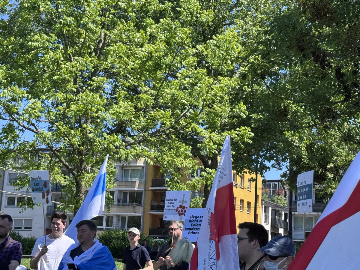 LoveGuerillero's tweet photo. #Köln #k1105 #PutinRosetten #NieWiederFaschismus #NieWiederKrieg https://t.co/guhqrtFprN