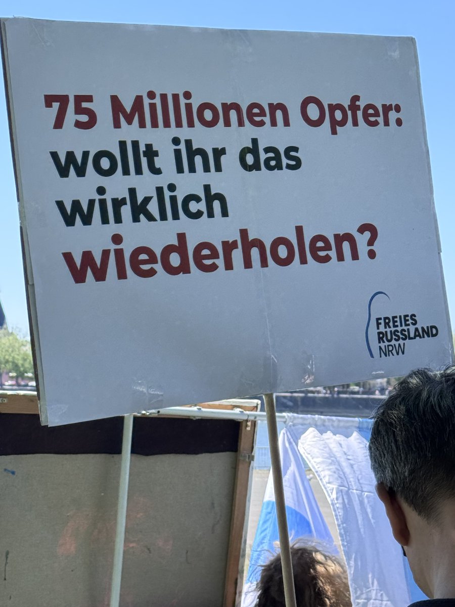 LoveGuerillero's tweet photo. #Köln #k1105 #PutinRosetten #NieWiederFaschismus #NieWiederKrieg https://t.co/2C3O0IQ58b
