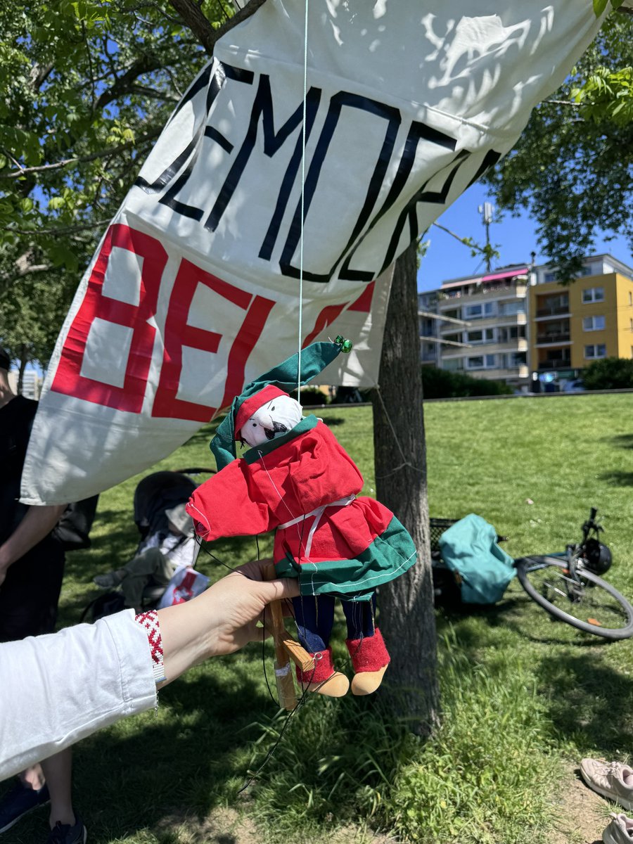 LoveGuerillero's tweet photo. #Köln #k1105 #PutinRosetten #NieWiederFaschismus #NieWiederKrieg https://t.co/2C3O0IQ58b