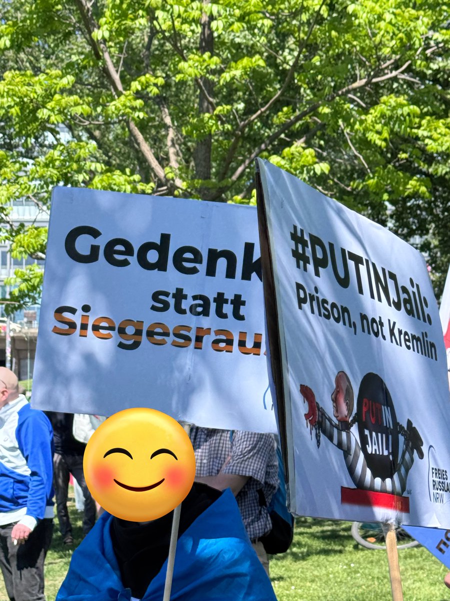 LoveGuerillero's tweet photo. #Köln #k1105 #PutinRosetten #NieWiederFaschismus #NieWiederKrieg https://t.co/2C3O0IQ58b