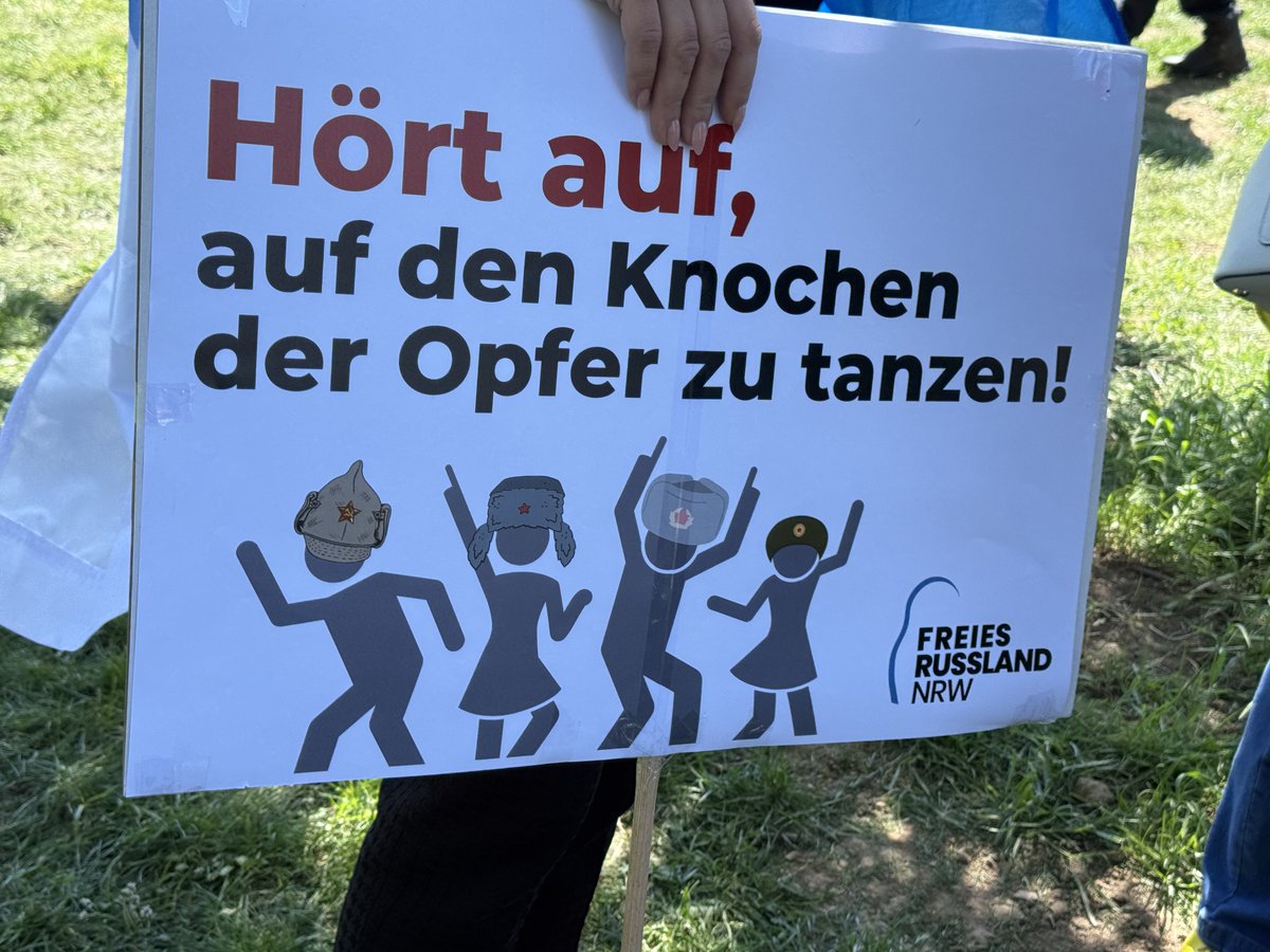 LoveGuerillero's tweet photo. #Köln #k1105 #PutinRosetten #NieWiederFaschismus #NieWiederKrieg https://t.co/2C3O0IQ58b