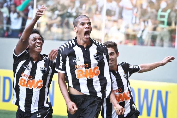 atleticonews5_'s tweet photo. Jogo com o mesmo roteiro de 2012. 

1x0 Flu
1x1
2x1 Galo
2x2 no finalzinho 
3x2 nos acréscimos de cabeça.

VAMOS GALO PORRA!! https://t.co/vZCfYn8vRo