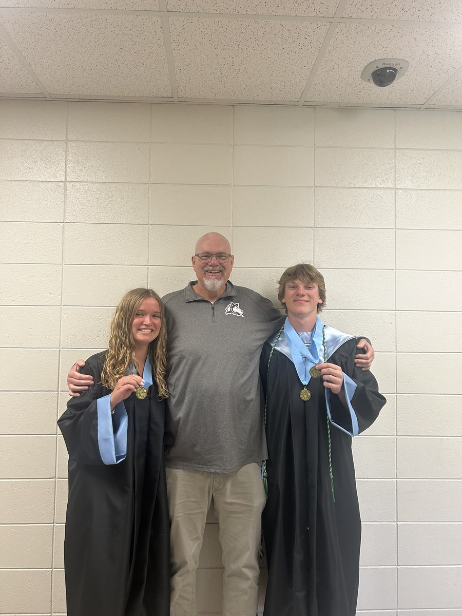 Claire and @ThodoreBosio are the 2025 Forest Hills Northern Excellence In Business recipients!  #HuskyPride