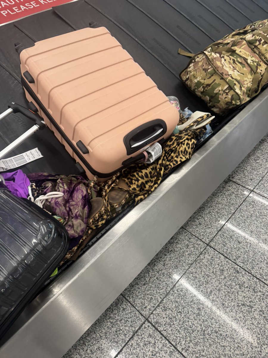 JusPAIGEMe's tweet photo. DO NOT EVER FLY @SpiritAirlines !!!! This is how they return your items!!!! ON MOTHER’S DAY!!!!!! #spiritairlines 🚨‼️ https://t.co/acUFmDVA3T
