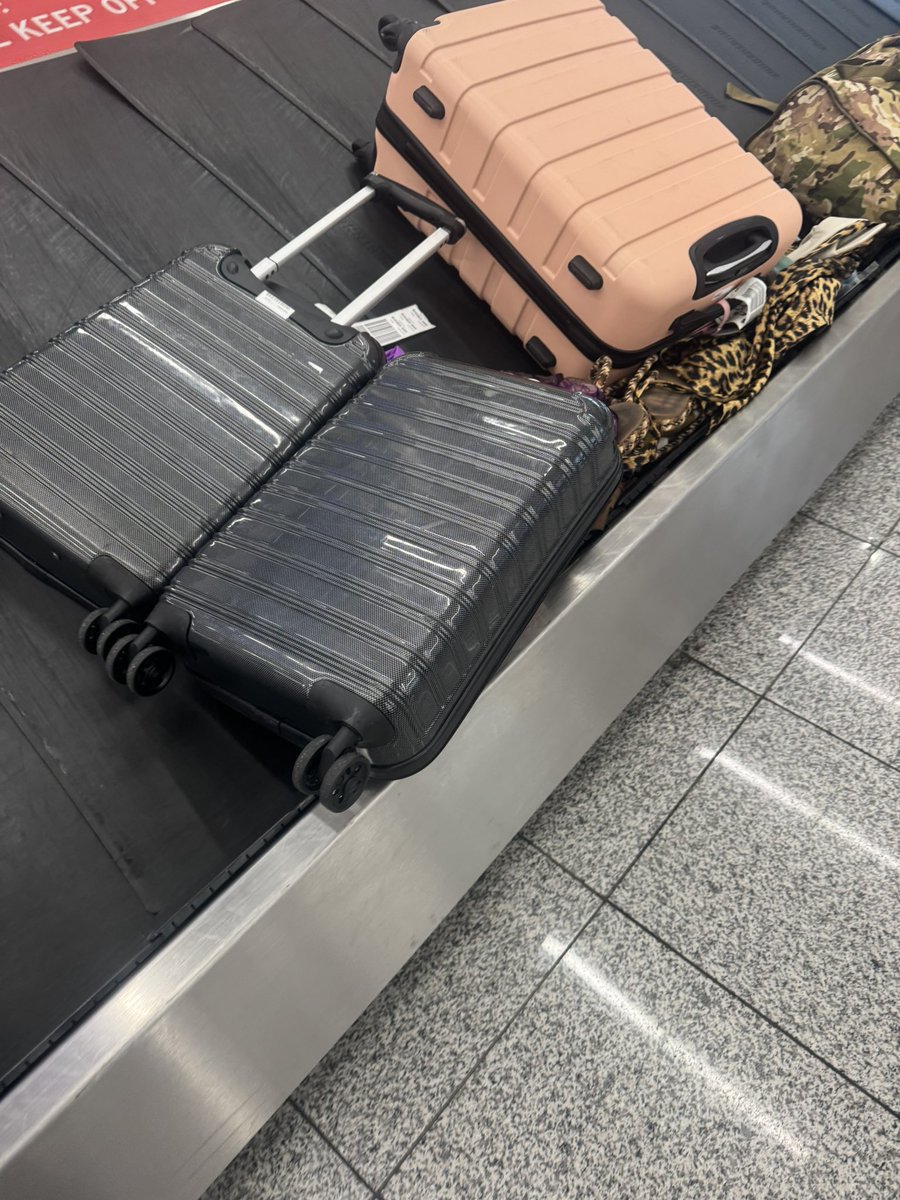 JusPAIGEMe's tweet photo. DO NOT EVER FLY @SpiritAirlines !!!! This is how they return your items!!!! ON MOTHER’S DAY!!!!!! #spiritairlines 🚨‼️ https://t.co/acUFmDVA3T