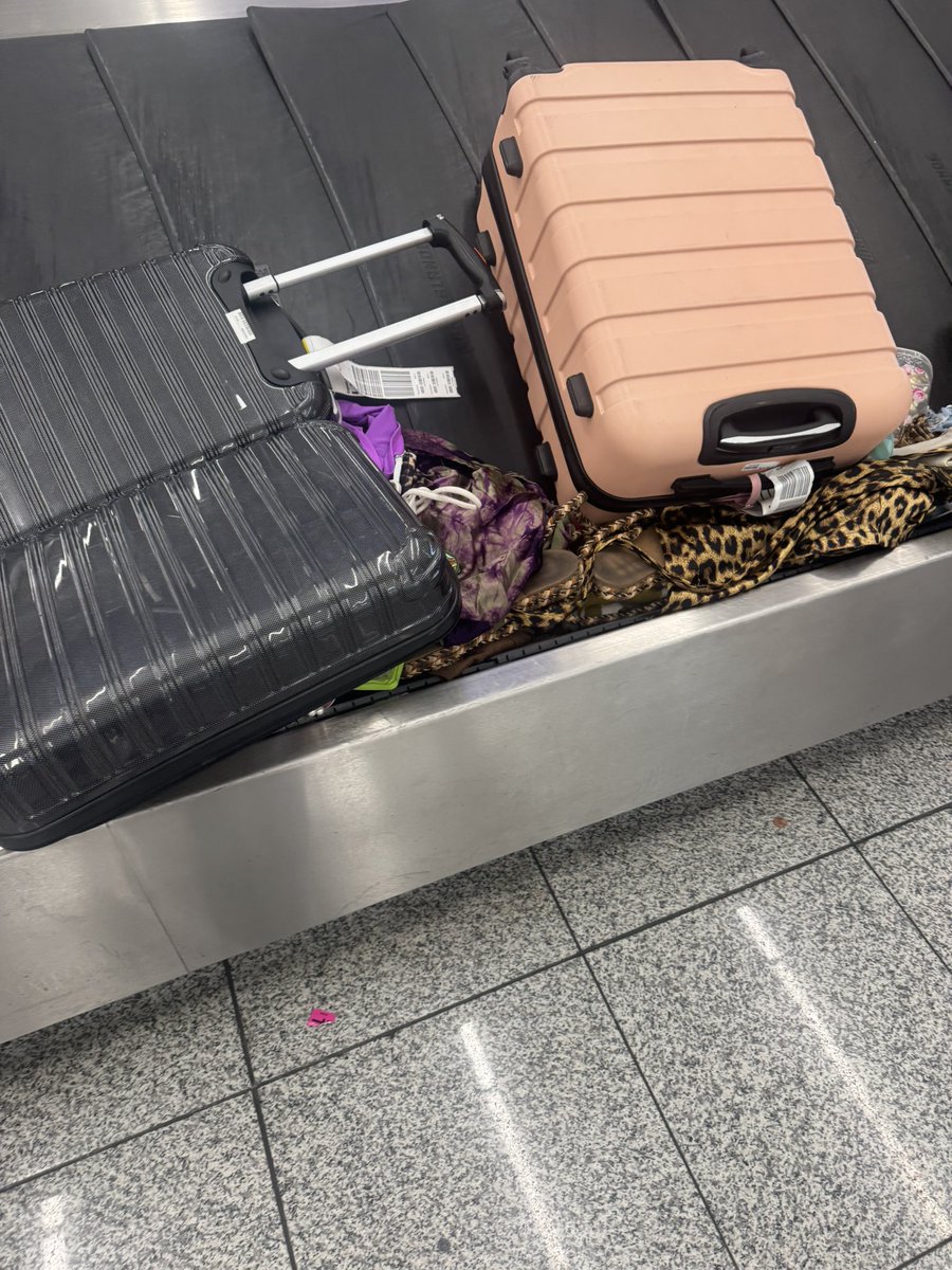 JusPAIGEMe's tweet photo. DO NOT EVER FLY @SpiritAirlines !!!! This is how they return your items!!!! ON MOTHER’S DAY!!!!!! #spiritairlines 🚨‼️ https://t.co/acUFmDVA3T