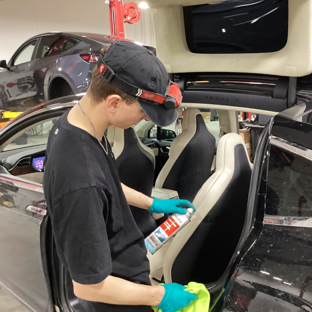 🔧 Technicien Tesla au travail. 🔧
Le marché secondaire de l’automobile est en constante évolution - et nous aussi. Depuis plus de 50 ans, Wurth Canada est un fournisseur de confiance pour les techniciens et les ateliers de réparation partout au pays. Alors que l’industrie