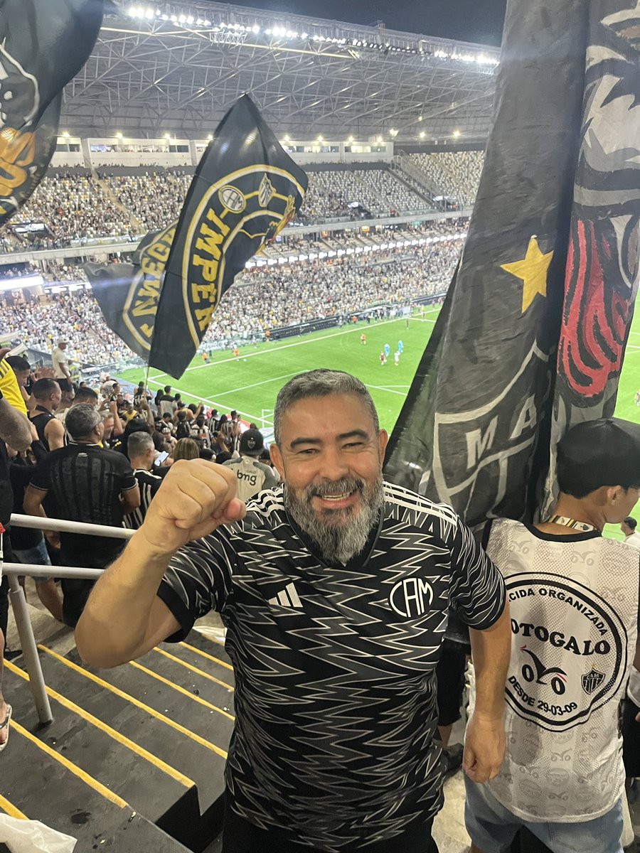 Passando pra agradecer ao professor da UFMG, pq a acústica no Inter Sul ficou boa pacarai! Obrigado fessô! Ser Galo é bom demais!