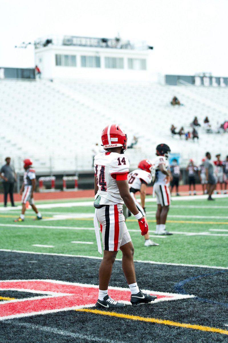 ADUNSTOPPABLE's tweet photo. Spring ball @DutchtownFB1 https://t.co/XH5AQtg8XE