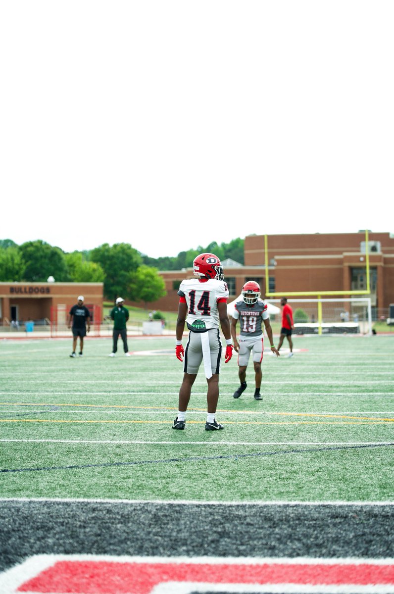 ADUNSTOPPABLE's tweet photo. Spring ball @DutchtownFB1 https://t.co/XH5AQtg8XE