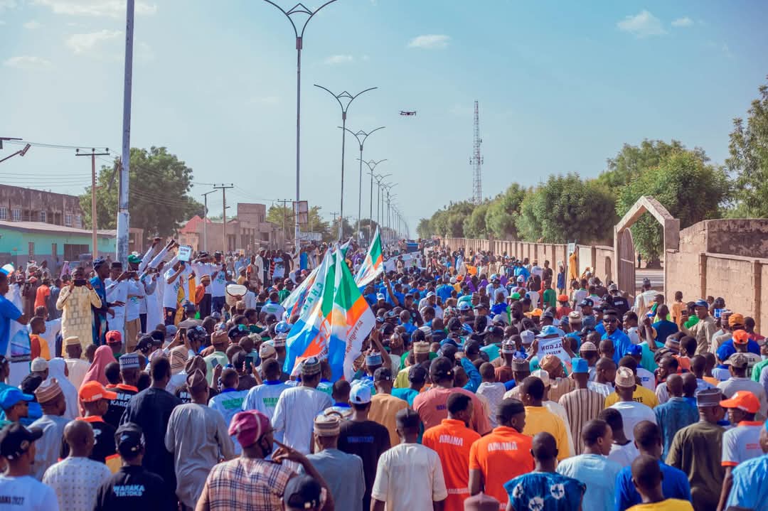 wvleed_kessiee's tweet photo. Thousands of youths flooded the streets of Kano South in a solidarity rally in support of Sen. Abdurrahman Kawu Sumaila's defection to the All Progressives Congress (APC). https://t.co/gvNZQKOJOW