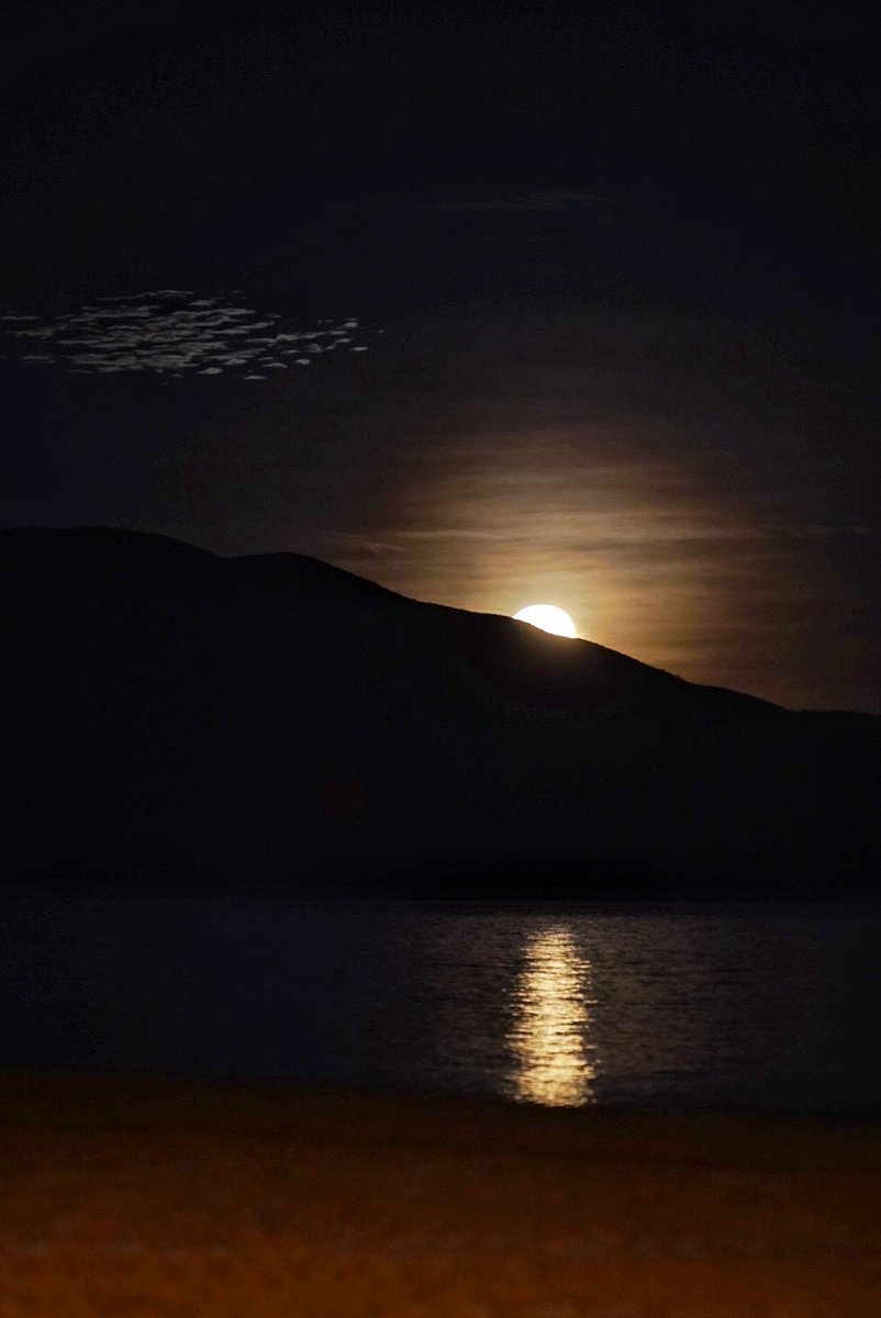 Luna en playa San Luis, #Cumaná 🌛

Hora 4:30am