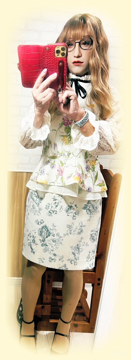 おはようございます💖仕事で遠征2日目
昨晩はこの服装でこじんまりした焼き鳥屋さんでお腹満たしてから馴染みのbarで
ジンライムでマスターとカンパーイしました(^^)楽しかったぁ
#女装さんと繋がりたい 
#函館湯川グルメ