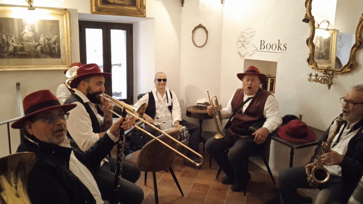 ElRoss89's tweet photo. Finalmente divanato, gran bella giornata in compagnia di amici, tanta musica, tante risate ed allegria 😇🫶🏻
#bandina https://t.co/fKt6ETUs5S