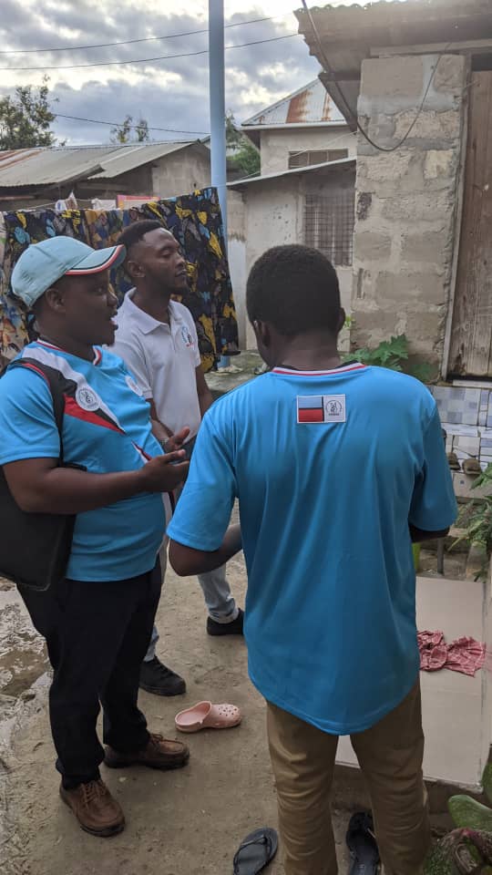 BavichaU's tweet photo. Mwenyekiti wa BAVICHA Jimbo la Kibamba ndugu Nuru Mcharo akimshawishi kijana wa Mtaa wa Mji Mpya, Kata ya Kwembe, Jimbo la Kibamba kujiunga na CHADEMA leo tarehe 11 Mei, 2025.

#NoReformsNoElection https://t.co/xRos2H7OLU