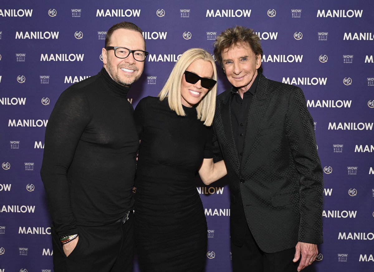 barrymanilow's tweet photo. Just another starry night at MANILOW in Las Vegas with @JennyMcCarthy and @DonnieWahlberg!🌟 https://t.co/Q75fcKdkFi
