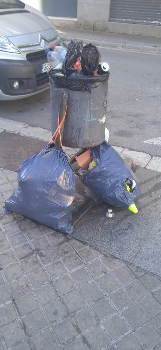 NepPatma's tweet photo. En el barrio del Remei de Badalona las papeleras amanecen así cada día. Muy cansados del incivismo de unos cuantos. Hasta cuándo el Ayuntamiento lo va a permitir? https://t.co/Df9Rfzjvwk