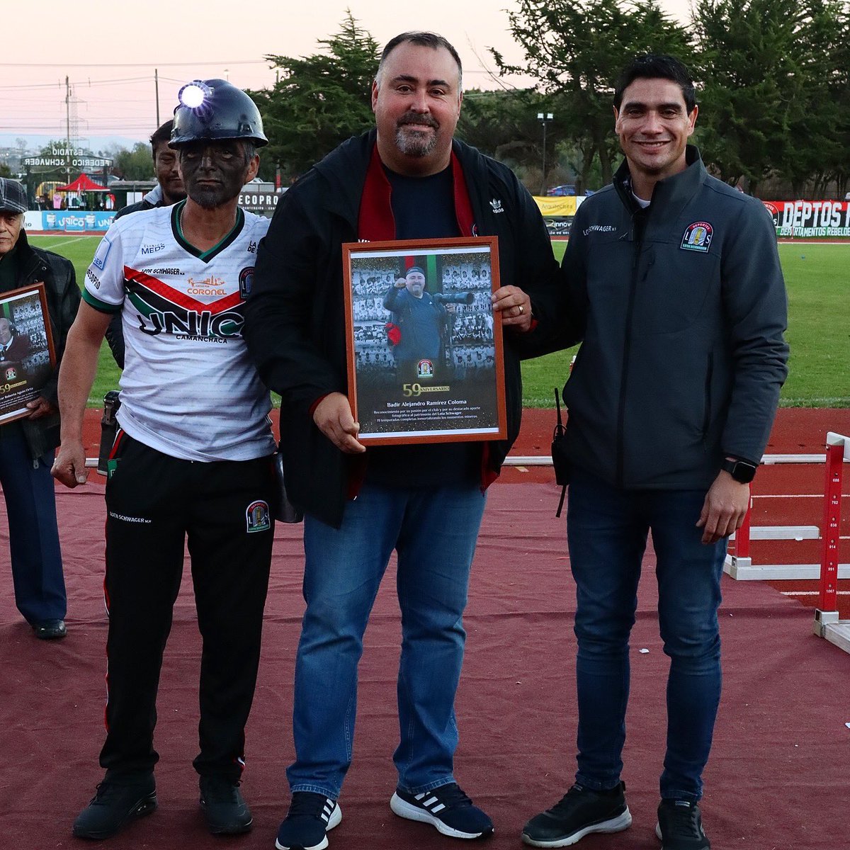 badir_ramirez's tweet photo. Comencé a fotografiar la mitad del semestre del 2005, oficialmente el 2006 con credencial y no hemos parado hasta hoy… Gracias por la distinción, que lo haga el club de tus amores no tiene precio! 

Gracias, Vamos @LotaSchwager_cl https://t.co/FKIoAJr6Ey