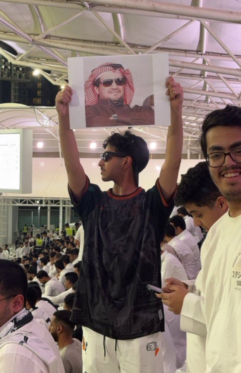 ههههههههههههههههههههههههه انني اضحك كثيراً

 #الشباب_الاهلي