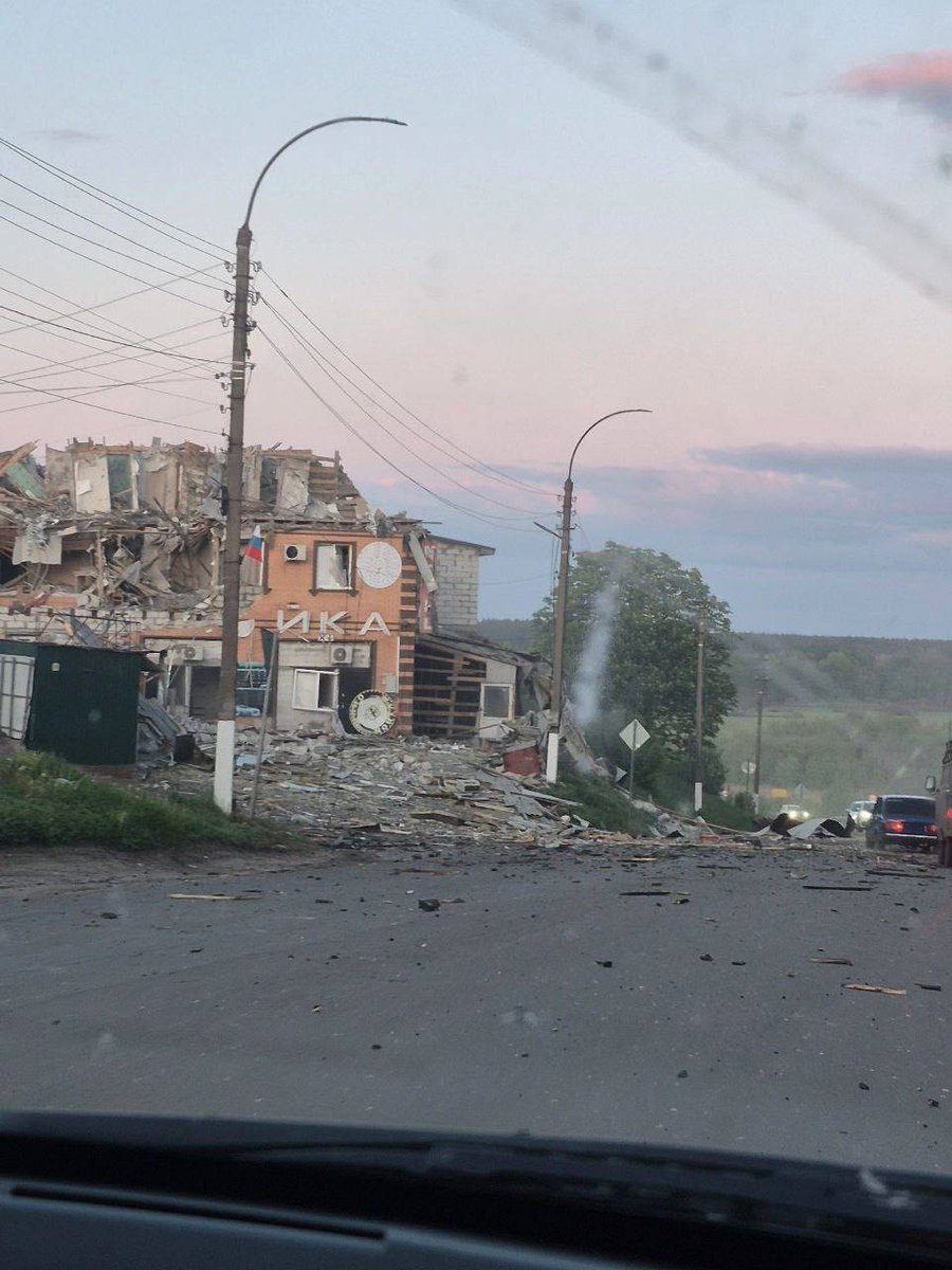 visionergeo's tweet image. ‼️‼️‼️#BREAKING Ukrainian forces have struck a Russian gathering point in the city of Rylsk, Kursk region, using GMLRS rockets launched from HIMARS systems. According to local reports, there are significant casualties, including the elimination of several officers.