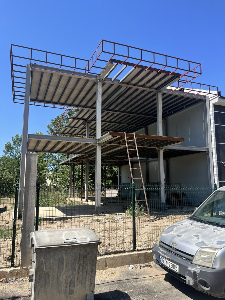 <a href="/dunyadanfinans/">Ekonomi Dünyası</a> Kendim yaptım.
2023 depreminden sonra yapımına başladım.
200’lük HEA demirden, vidalı sistemle inşa ettim.
Tüm malzemeler kaliteli, 200 yıl ömür var.
Duvarlarda 5 cm yalıtım ve 20’lik Ytong kullandım.
Toplam maliyet: 1650 TL (içi hariçtir).