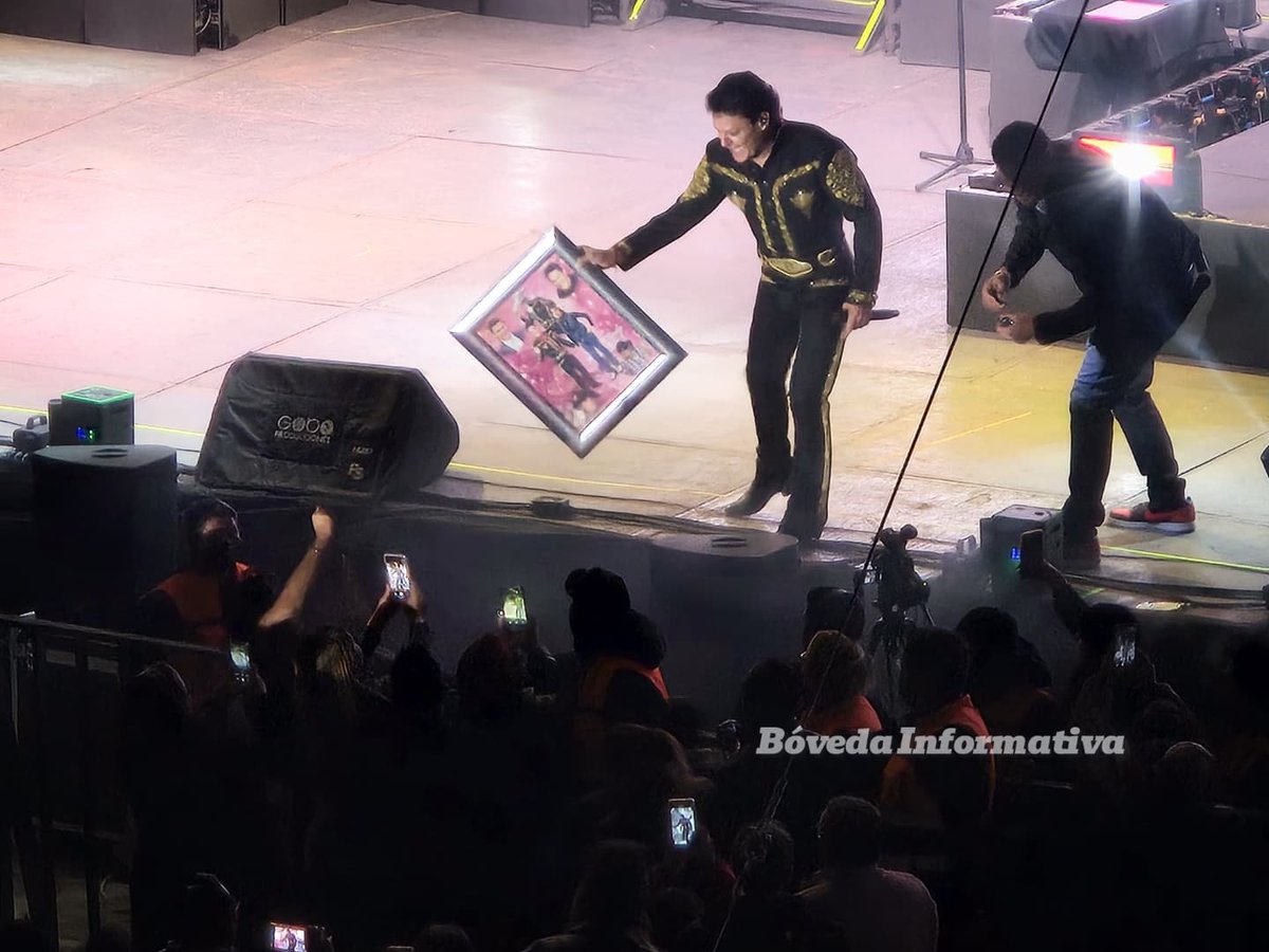 RominaRichards2's tweet photo. Noche inolvidable en el Lienzo Charro de Pachuca 📸
Recibir el amor de su público siempre será lo más preciado para nuestro @pedro_fer 💖
#AveFénixTour #Pachuca2025 https://t.co/tN2DjvwgDU