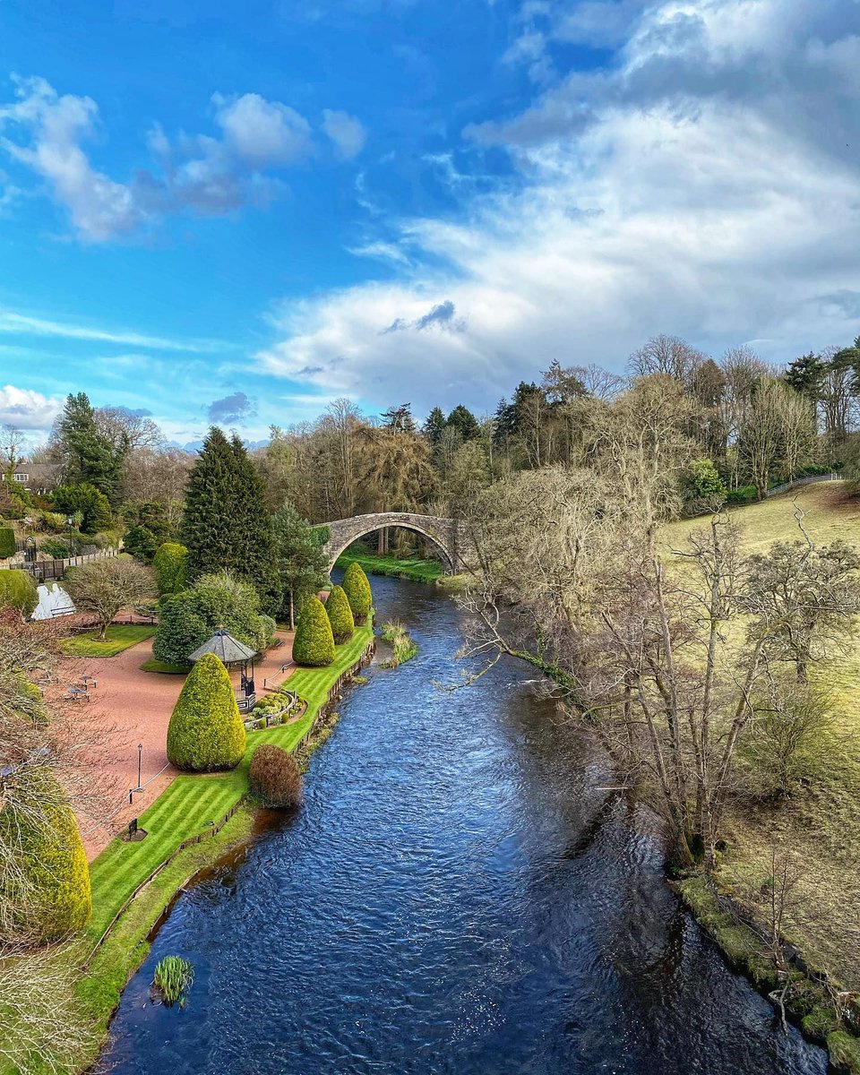 How beautiful is this view?! 😍

💡 Brig o' Doon is the iconic 15th-century cobblestone bridge that served as the backdrop in one of #RobertBurns' most celebrated works, 'Tam o' Shanter' ✒️📜

📍 Alloway, #Ayrshire 📷 IG/lancashire_matt